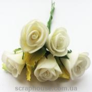 Розы белые с бумажными листиками на проволоке