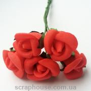 Розы красные с бумажными листиками