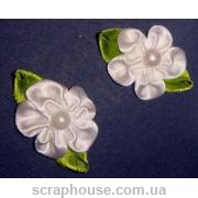 Цветы атлас с бусинкой белые с зелеными листиками