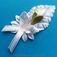 Декоративная композиция с белым тюльпаном на листике