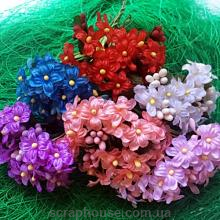 Мелкоцвет, в букете 6 веточек на проволоке и в каждой веточке 3 цветочка, бутончик и листик